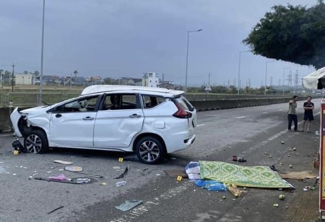 Clip: Ô tô tông dải phân cách lộn nhào, 5 người thương vong-1