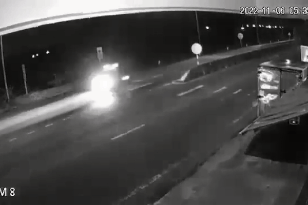 Clip: Ô tô tông dải phân cách lộn nhào, 5 người thương vong