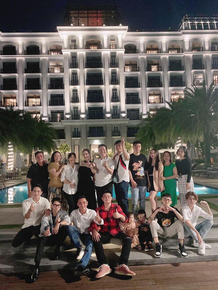 Vợ chồng Di Băng chơi sang, chi khủng đưa nhân viên đi nước ngoài-5