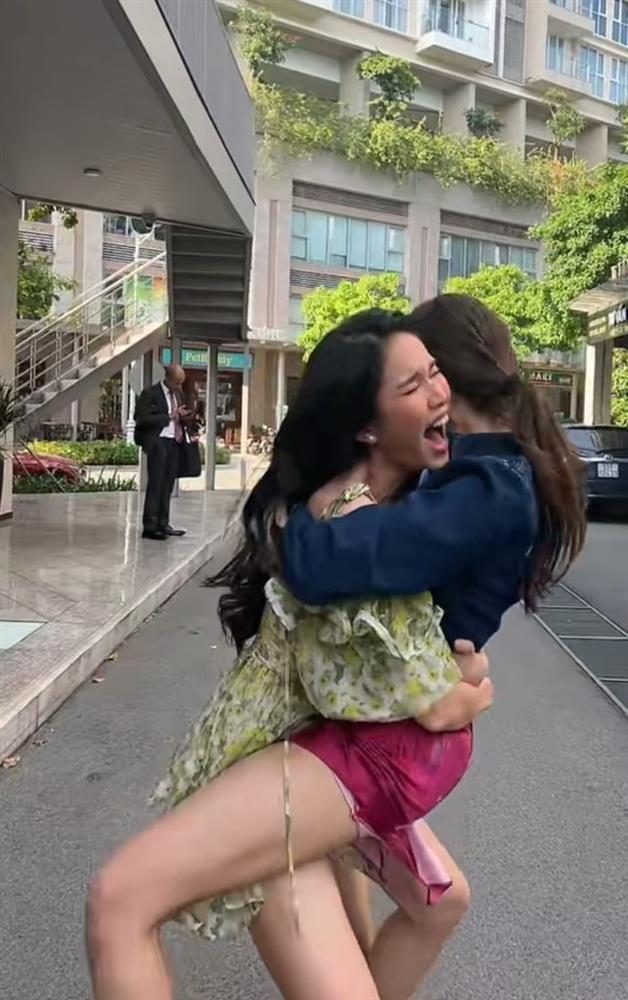 Phương Anh quậy chưa từng thấy, bế bổng Miss International-2