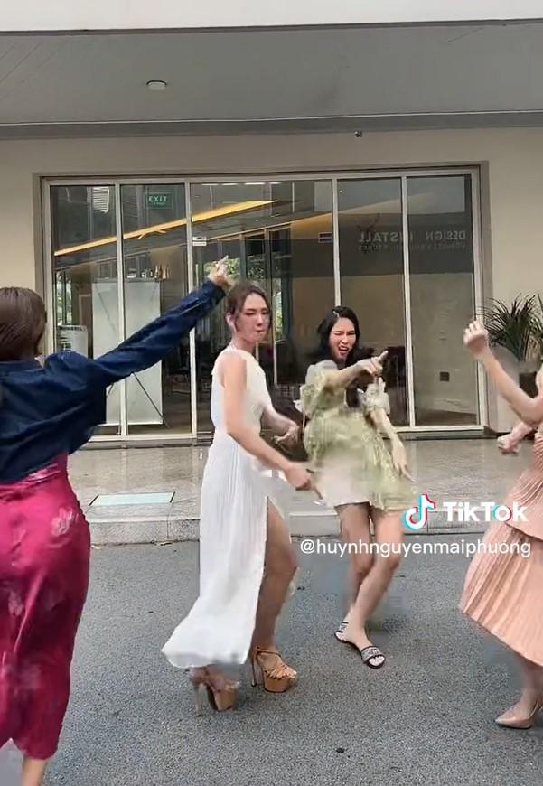 Phương Anh quậy chưa từng thấy, bế bổng Miss International-4