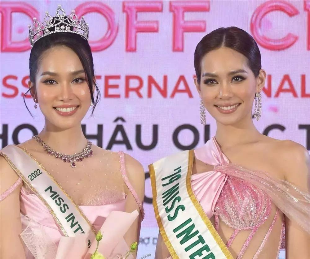 Phương Anh quậy chưa từng thấy, bế bổng Miss International-5