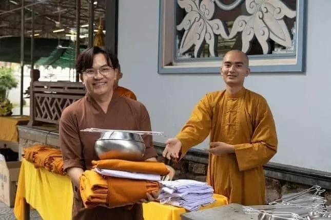 Đại Nghĩa đội mũ kín mít, lần đầu lộ diện hậu cạo trọc đi tu-5