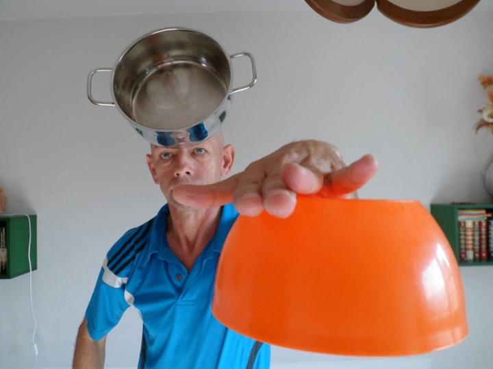 Bí ẩn người đàn ông hút mọi đồ vật lên người chỉ bằng suy nghĩ-3