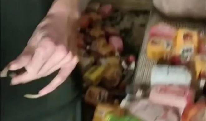 Đến thu tiền khách trọ, chủ nhà giật mình thấy cảnh bên trong-2