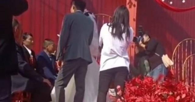 Vợ cũ lao vào đám cưới ăn vạ, chú rể cô dâu bẽ mặt với quan khách-1