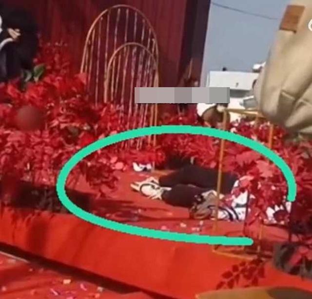 Vợ cũ lao vào đám cưới ăn vạ, chú rể cô dâu bẽ mặt với quan khách-2