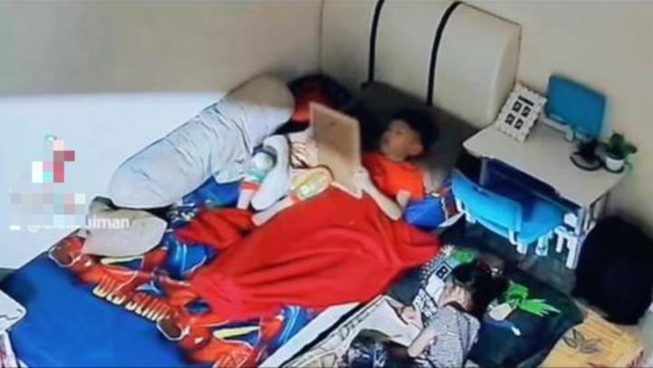 Kiểm tra camera, mẹ rơi nước mắt khi thấy con trai ôm ảnh bố-1