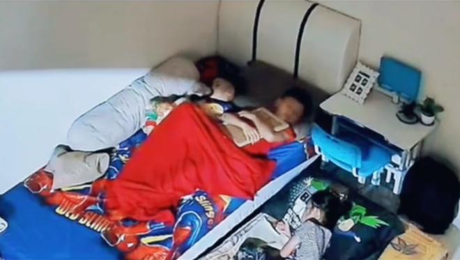 Kiểm tra camera, mẹ rơi nước mắt khi thấy con trai ôm ảnh bố-2