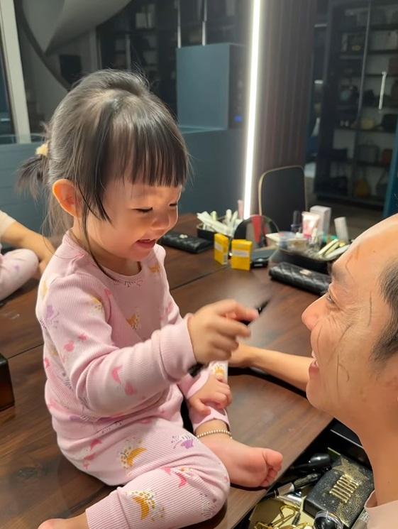 Cường Đô La để ái nữ make-up, thành quả hết hồn-4