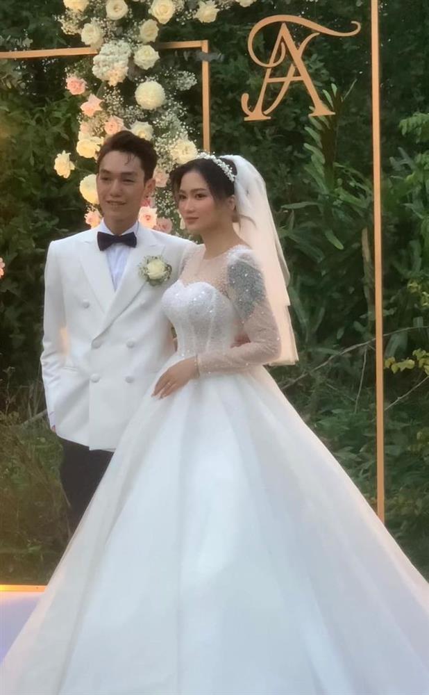 Xoài Non bị chụp lén khi đi đám cưới, mặt có đỉnh như phây?-1