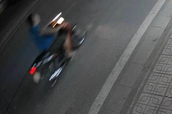 Kẻ biến thái thích cầm hung khí ra đường tấn công phụ nữ-3