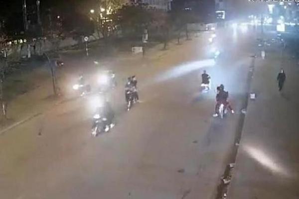 Bắt nhóm thanh thiếu niên mang hung khí hỗn chiến trên phố-4