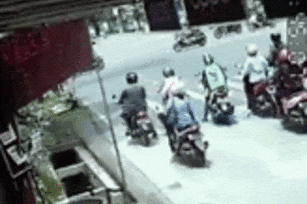 Clip: Chồng rét run, tích thu bằng khi thấy vợ lái ô tô... không cần gương-2