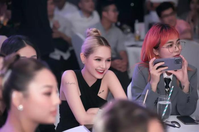 Xoài Non chăm mặc đồ đen đi đám cưới, giản dị vẫn lấn át cô dâu-5