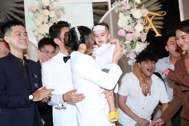 Con trai Masew lần đầu lộ diện rõ mặt trong đám cưới-2