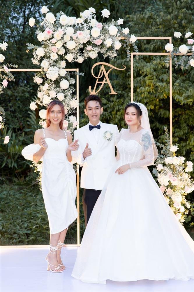 Con trai Masew lần đầu lộ diện rõ mặt trong đám cưới-3