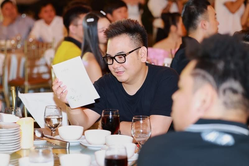 Con trai Masew lần đầu lộ diện rõ mặt trong đám cưới-9