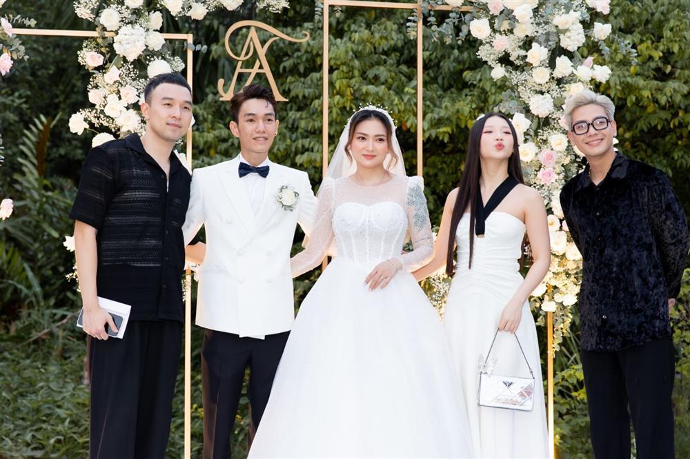 Con trai Masew lần đầu lộ diện rõ mặt trong đám cưới-6