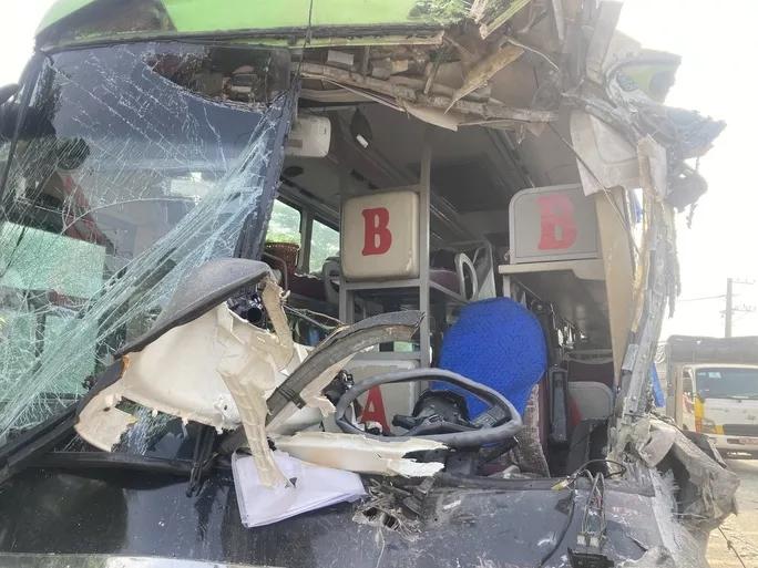 Xe giường nằm vỡ toác đầu sau cú tông, khách la hét hoảng loạn-2