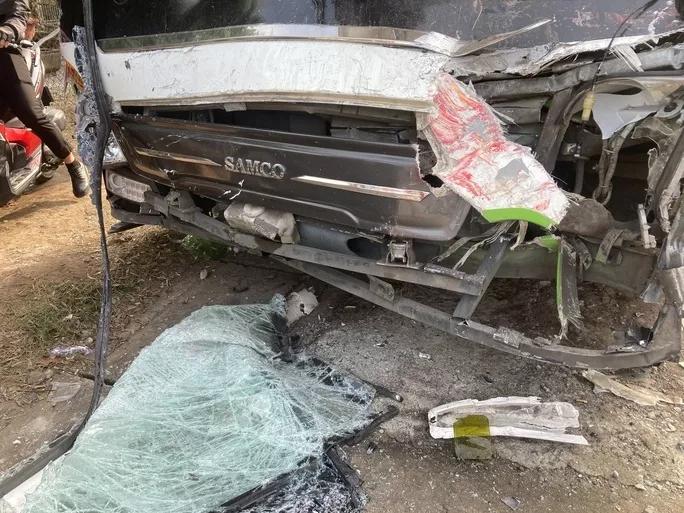 Xe giường nằm vỡ toác đầu sau cú tông, khách la hét hoảng loạn-3