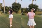 Hoa hậu Đỗ Thị Hà mặc ngược váy ra sân golf