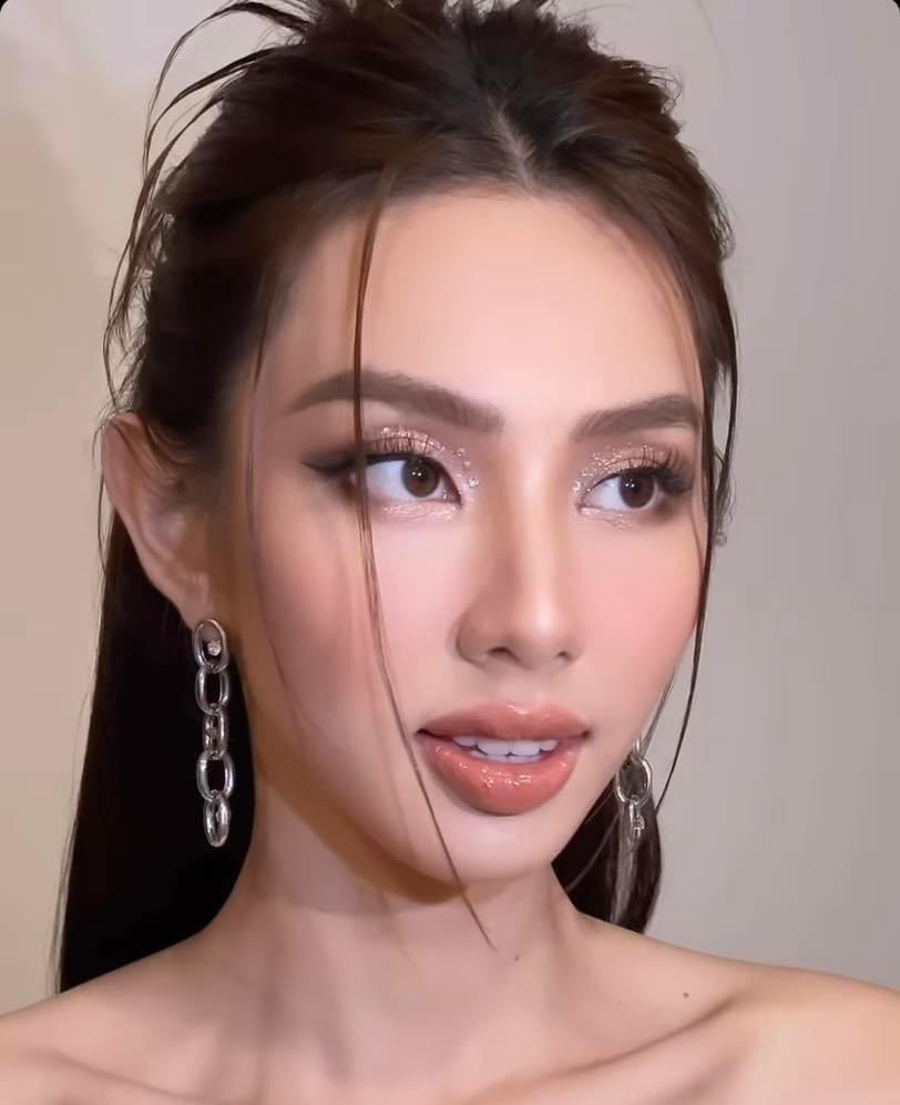 Hoa hậu Thùy Tiên lên đồ lạc quẻ, tự dìm chiều cao-4