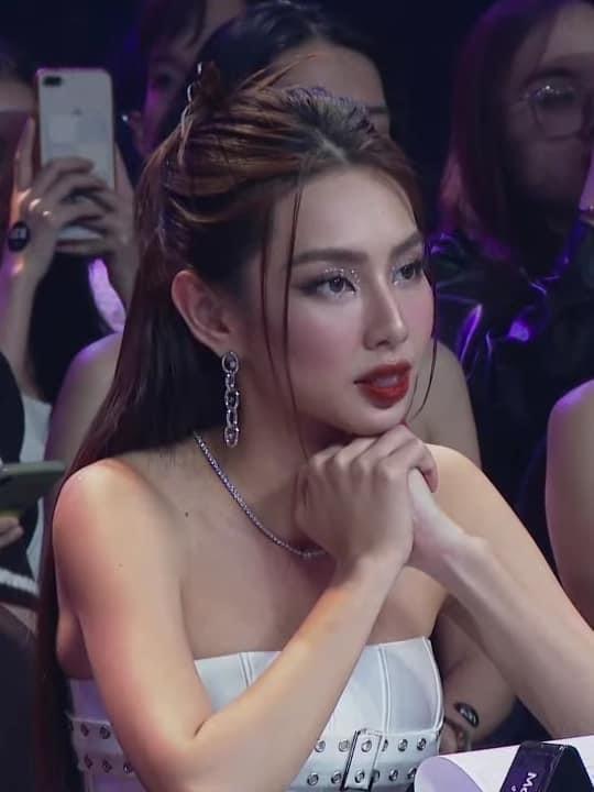 Hoa hậu Thùy Tiên lên đồ lạc quẻ, tự dìm chiều cao-5