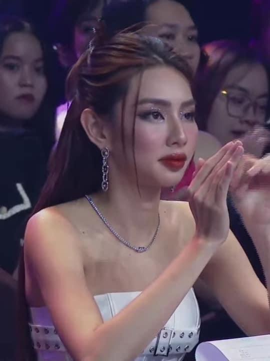 Hoa hậu Thùy Tiên lên đồ lạc quẻ, tự dìm chiều cao-6