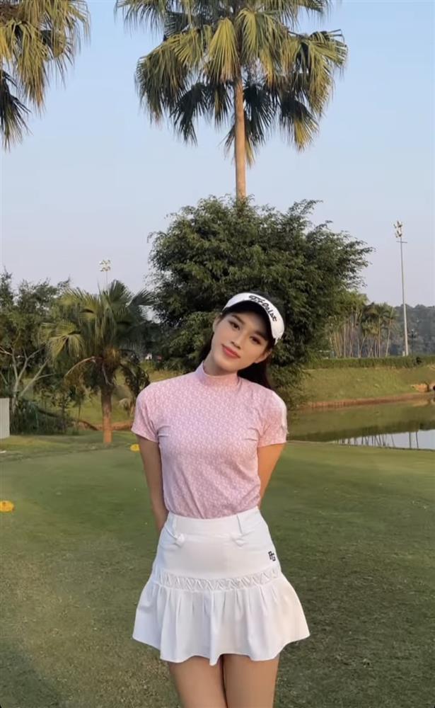 Hoa hậu Đỗ Thị Hà mặc ngược váy ra sân golf-6