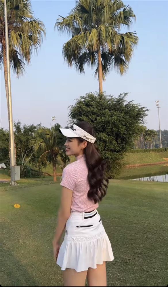 Hoa hậu Đỗ Thị Hà mặc ngược váy ra sân golf-7