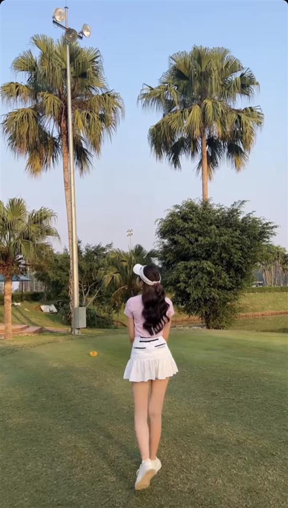 Hoa hậu Đỗ Thị Hà mặc ngược váy ra sân golf-8