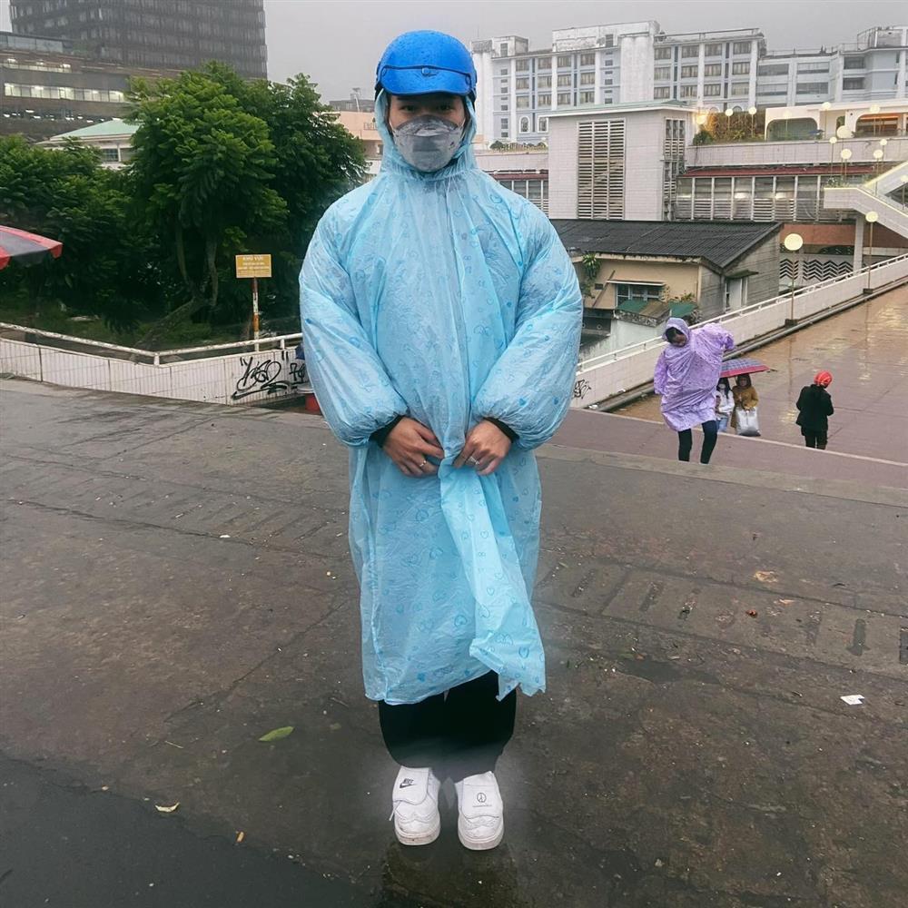 Tiết kiệm tiền đi du lịch, nam thanh nữ tú thẫn thờ vì mặc áo mưa cả ngày-2