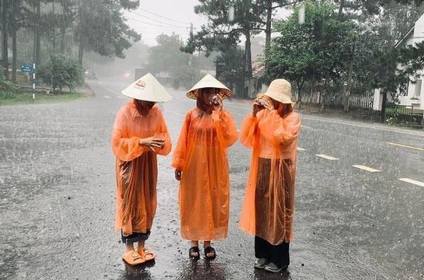 Tiết kiệm tiền đi du lịch, nam thanh nữ tú thẫn thờ vì mặc áo mưa cả ngày-5