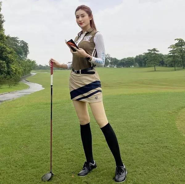 Hoa hậu Đỗ Thị Hà mặc ngược váy ra sân golf-9