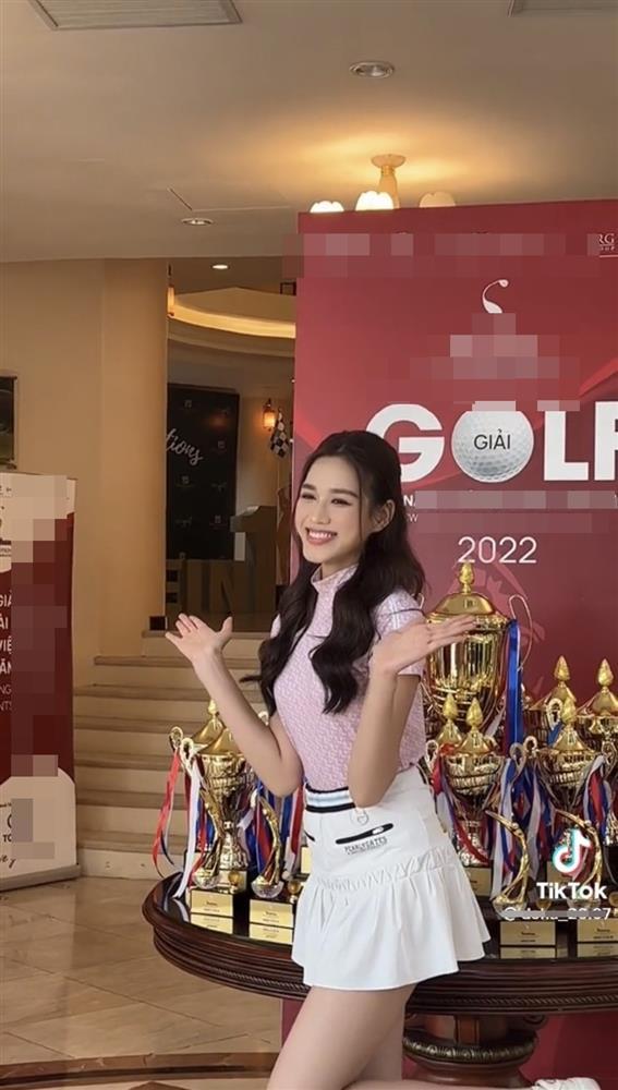 Hoa hậu Đỗ Thị Hà mặc ngược váy ra sân golf-1