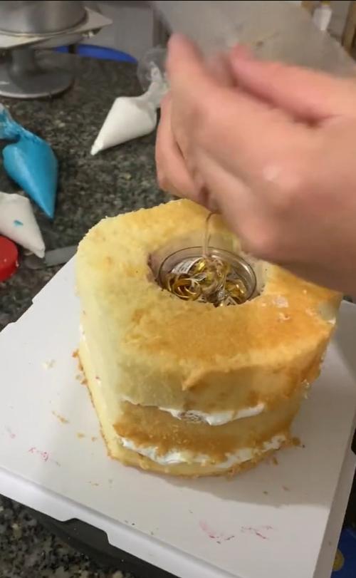 Chồng chơi lớn tặng vợ bánh kem đựng nhân 20 lượng vàng-2