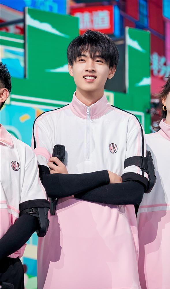 2 nam nghệ sĩ Trung Quốc vào khách sạn với 3 cô gái-4