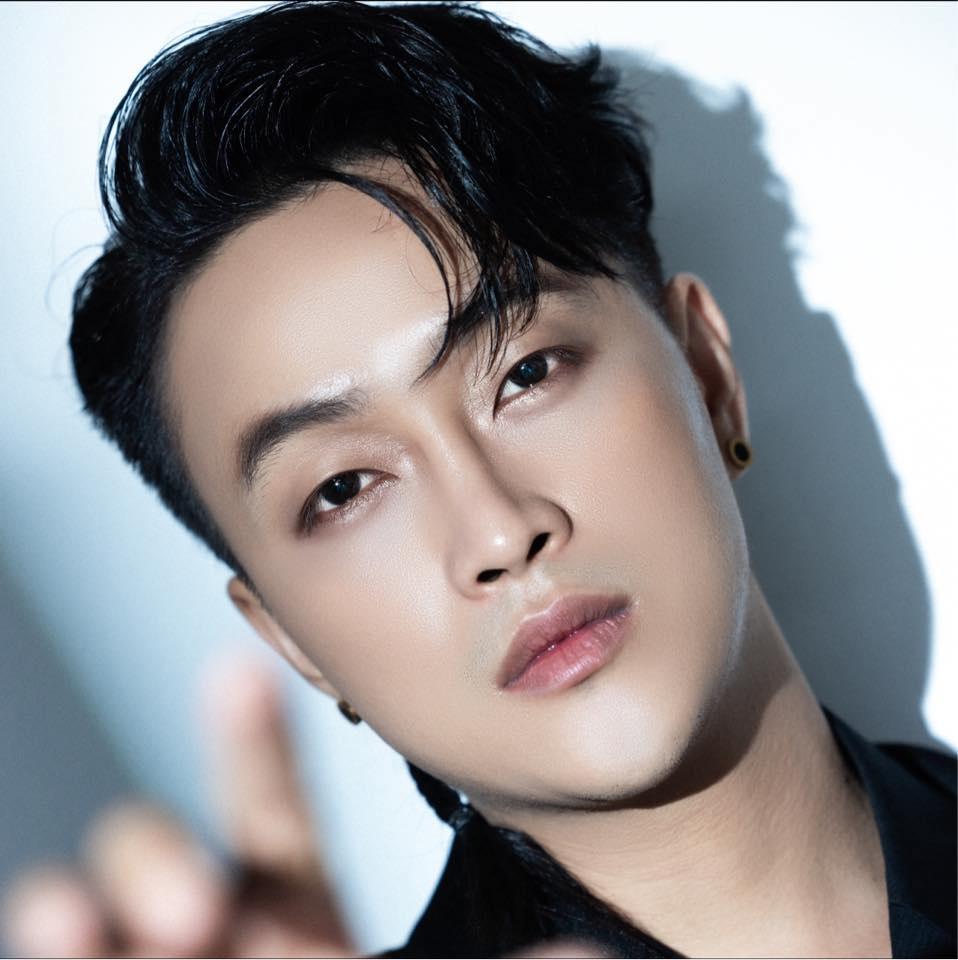 TiTi lên tiếng hình ảnh ngồi cạnh núi tiền tại sòng bạc Campuchia-5