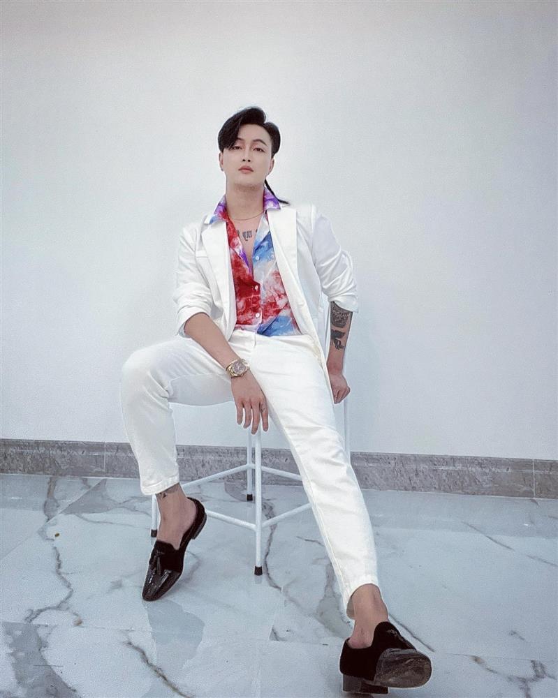 TiTi lên tiếng hình ảnh ngồi cạnh núi tiền tại sòng bạc Campuchia-6