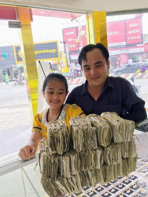 Bé gái tiết kiệm được 2kg tiền lẻ, mang đi mua vàng tặng bố mẹ-2