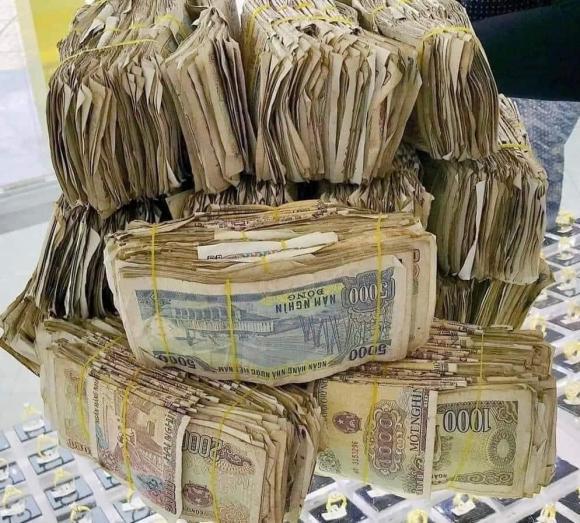 Bé gái tiết kiệm được 2kg tiền lẻ, mang đi mua vàng tặng bố mẹ-3