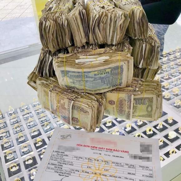 Bé gái tiết kiệm được 2kg tiền lẻ, mang đi mua vàng tặng bố mẹ-5