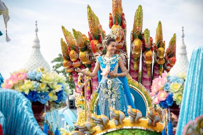 Á hậu 1 Engfa diện trang phục dân tộc diễu hành, Tân hoa hậu ra rìa-5