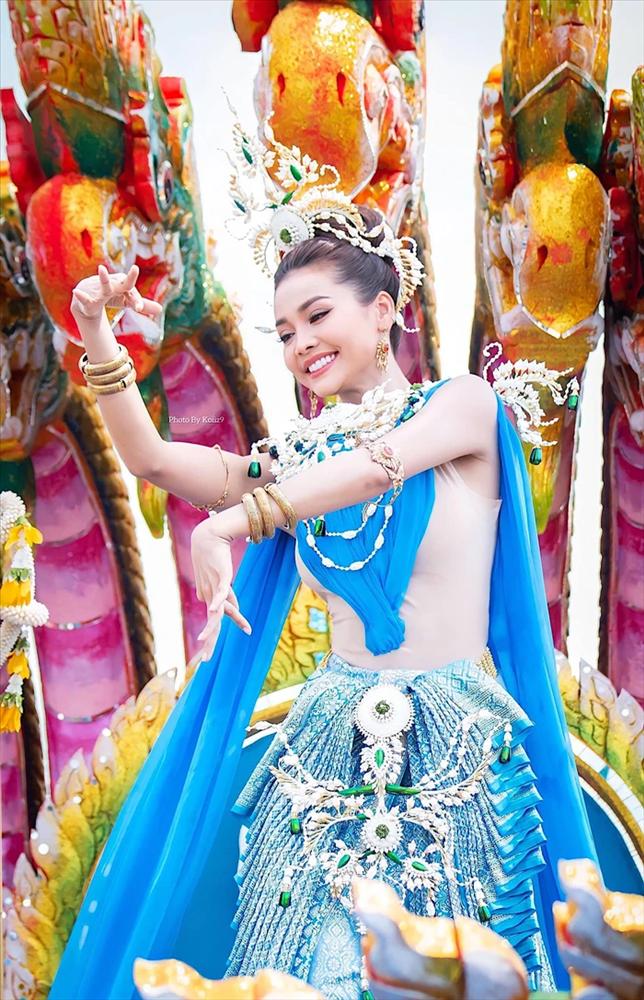 Á hậu 1 Engfa diện trang phục dân tộc diễu hành, Tân hoa hậu ra rìa-3