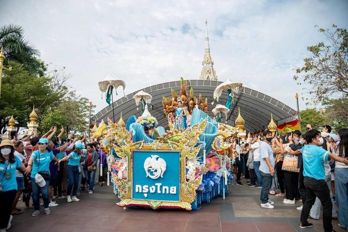 Á hậu 1 Engfa diện trang phục dân tộc diễu hành, Tân hoa hậu ra rìa-6