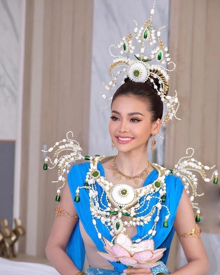 Á hậu 1 Engfa diện trang phục dân tộc diễu hành, Tân hoa hậu ra rìa-1