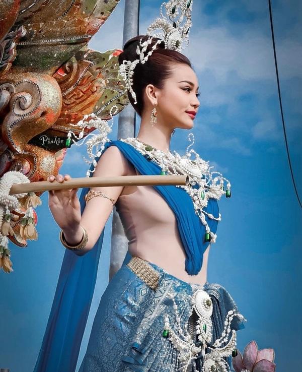 Á hậu 1 Engfa diện trang phục dân tộc diễu hành, Tân hoa hậu ra rìa-2