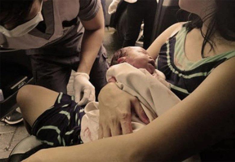 Đẻ trên taxi, sản phụ bị tính tiền gấp 3 vì phí dọn bãi chiến trường-2