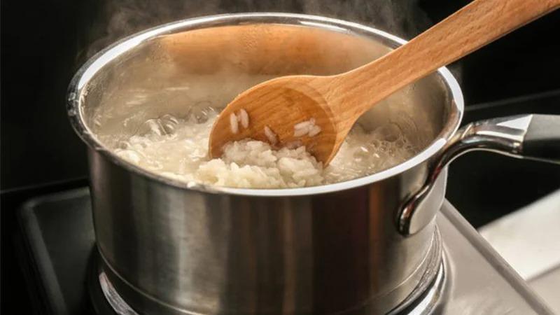 Thêm vài hạt muối khi vo gạo đem lại lợi ích tuyệt vời-3